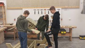 Tre elevar som byggjer ein benk. Foto: Stryn vgs