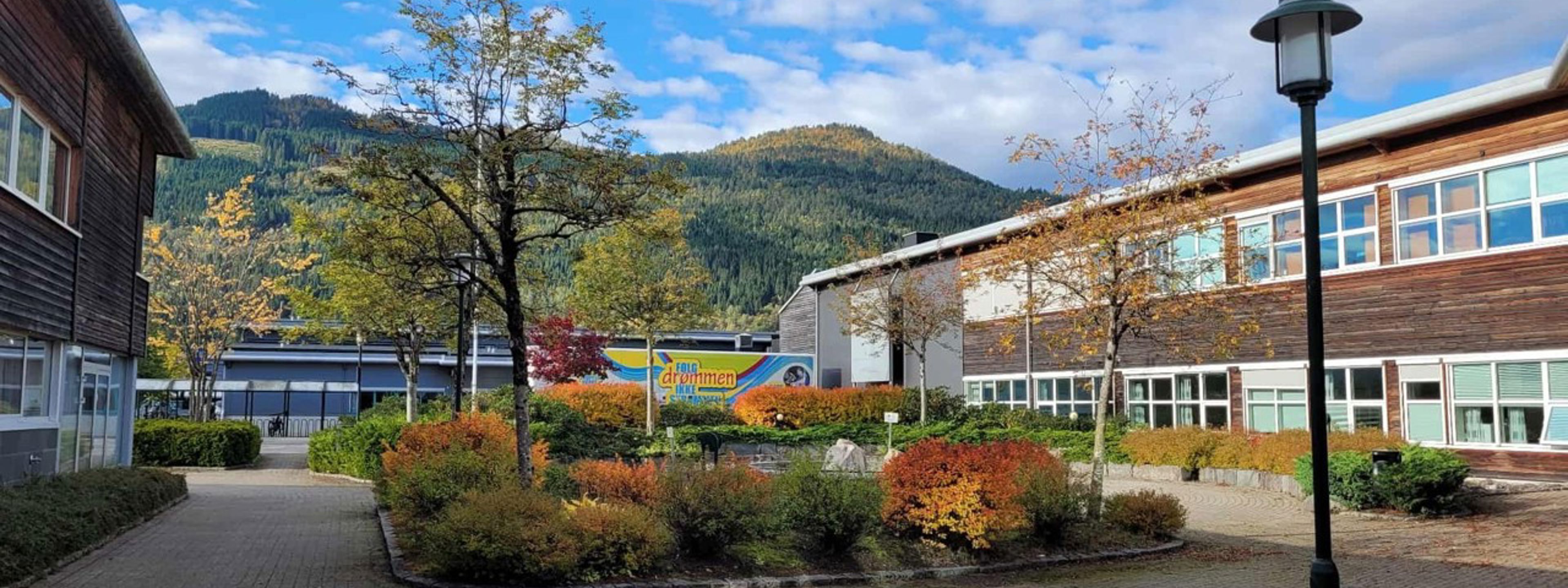 Uteområdet på vestsida av Stryn vgs. Foto: Stryn vgs