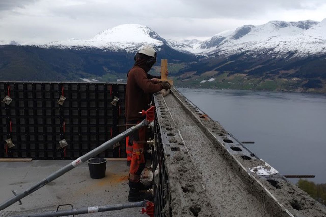 Elev held på med utandørs forskaling. Foto: Stryn vgs