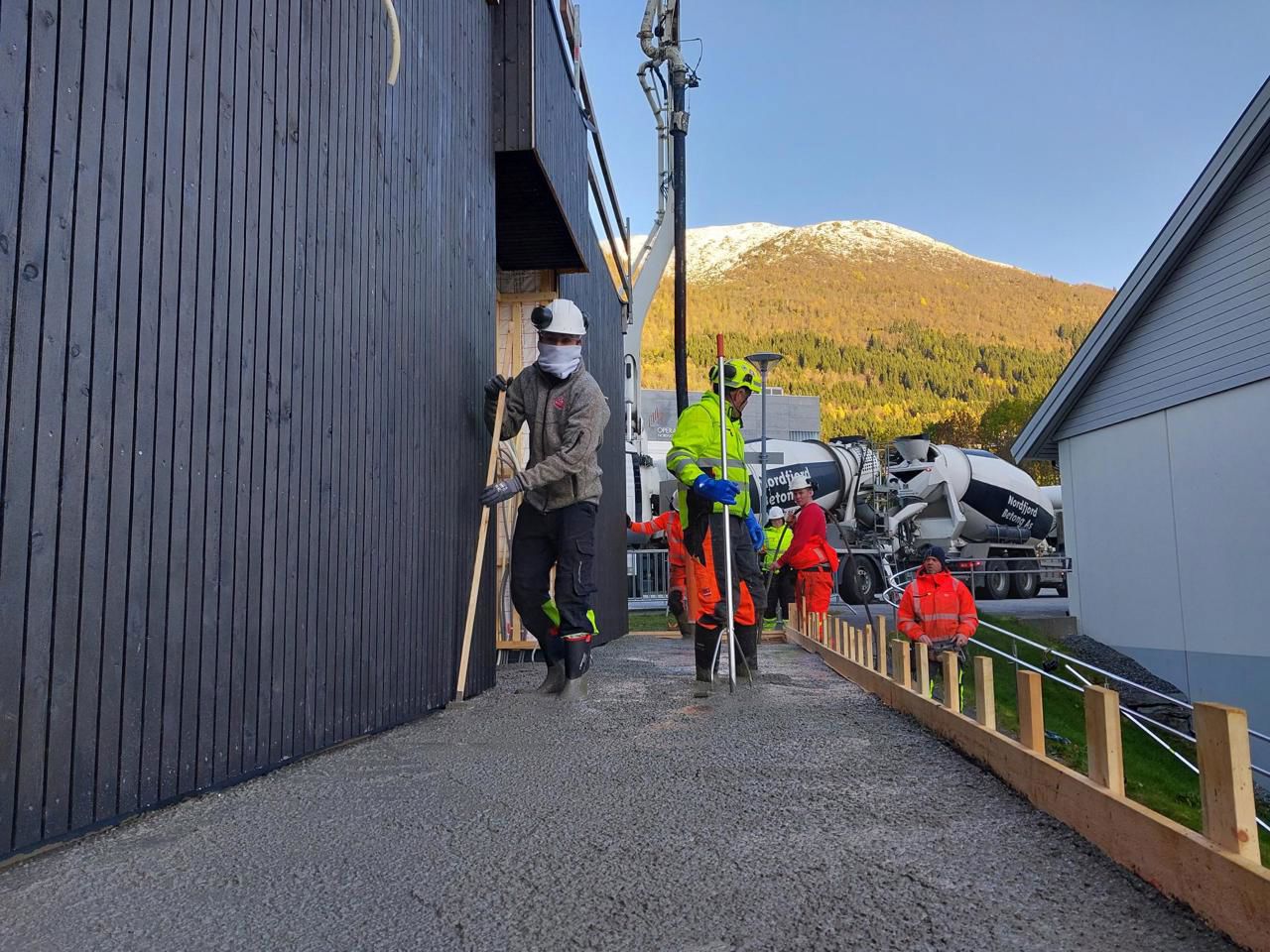 To elevar støyper platting ute. Foto: Stryn vgs