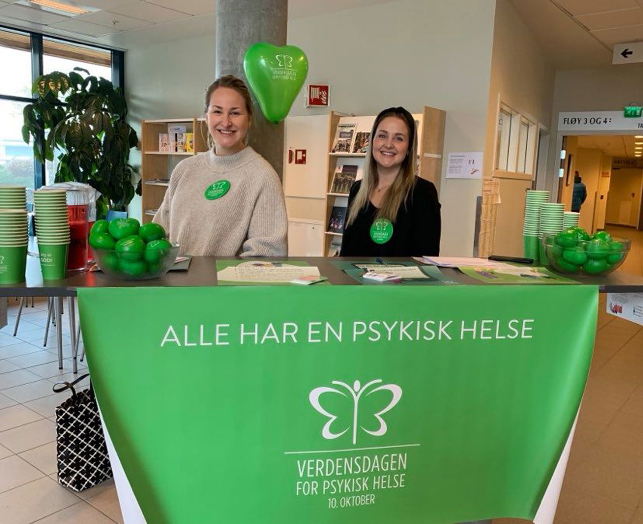 To damer frå helsetenesta på stand for psykisk helse.  Foto: Stryn vgs