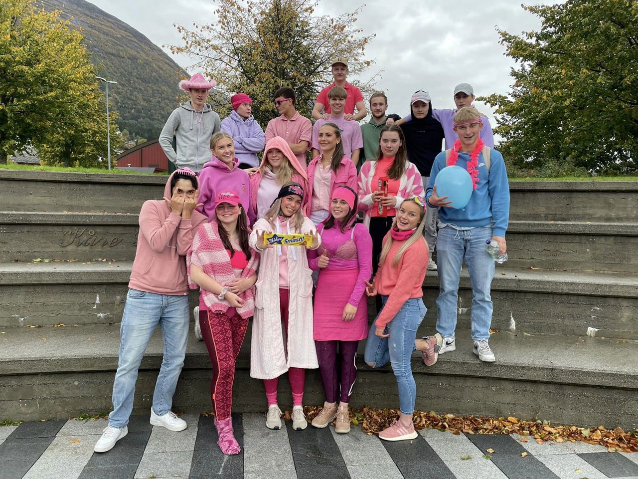 Elevar utkledde på rosa-dag. Foto: Stryn vgs