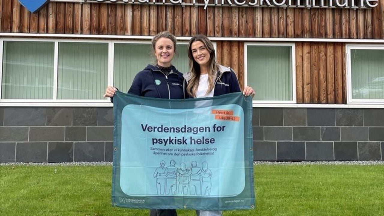 To damer som held eit banner om verdsdagen for psykisk helse. Foto: Stryn vgs