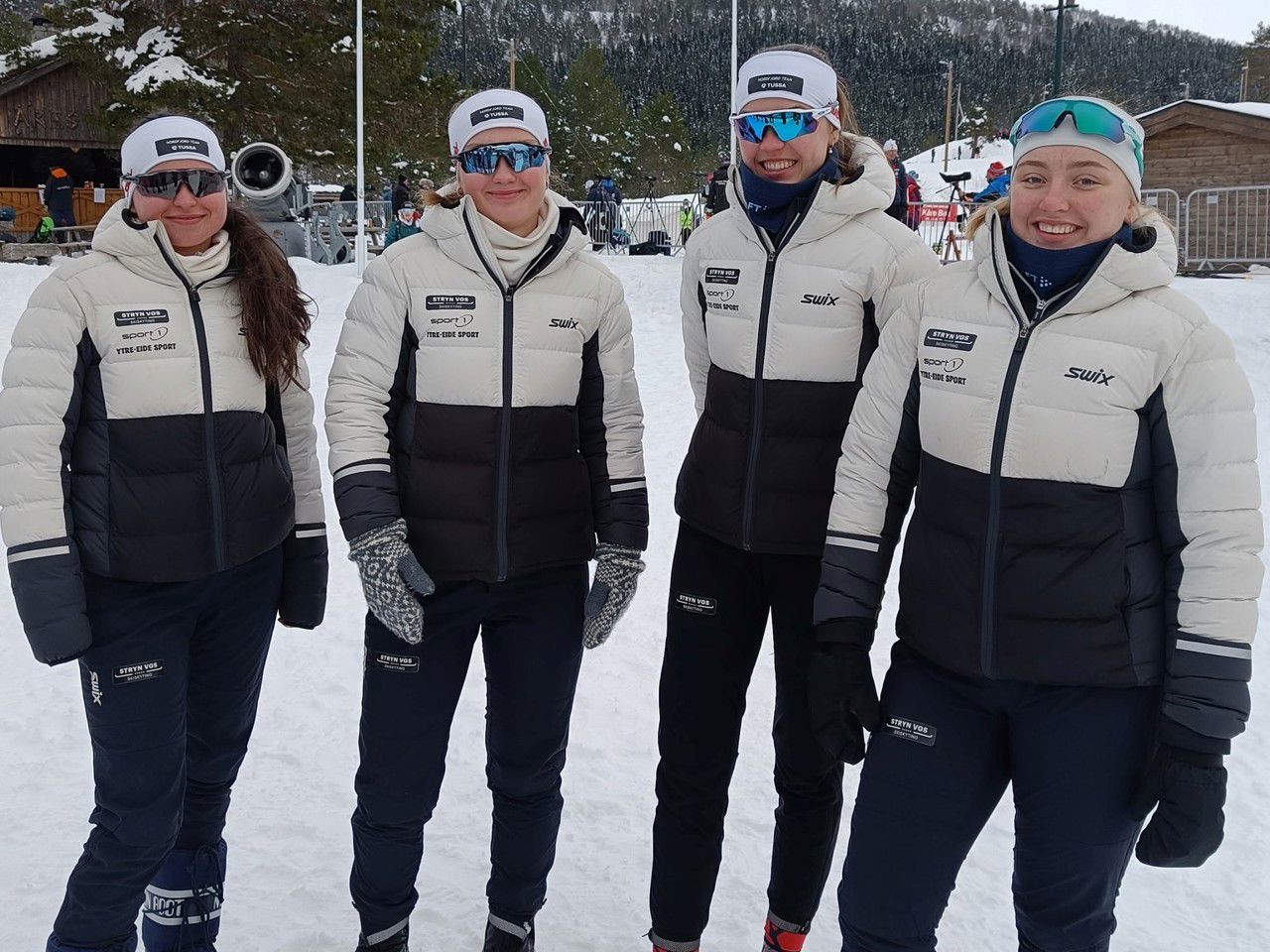 Fire vinterkledde elevar frå landslinje skiskyting. Foto: Stryn vgs