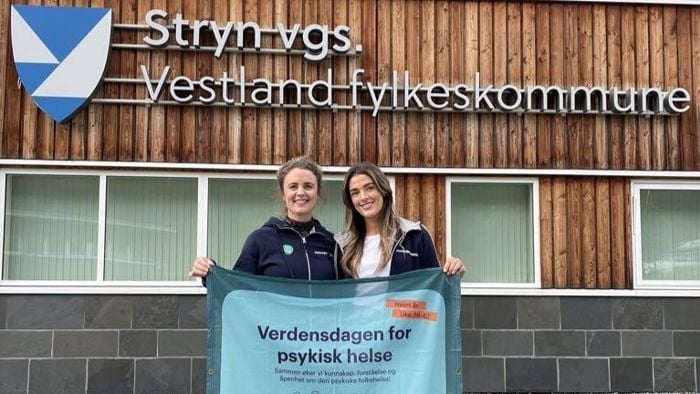 To damer som held eit banner om verdsdagen for psykisk helse. Foto: Stryn vgs