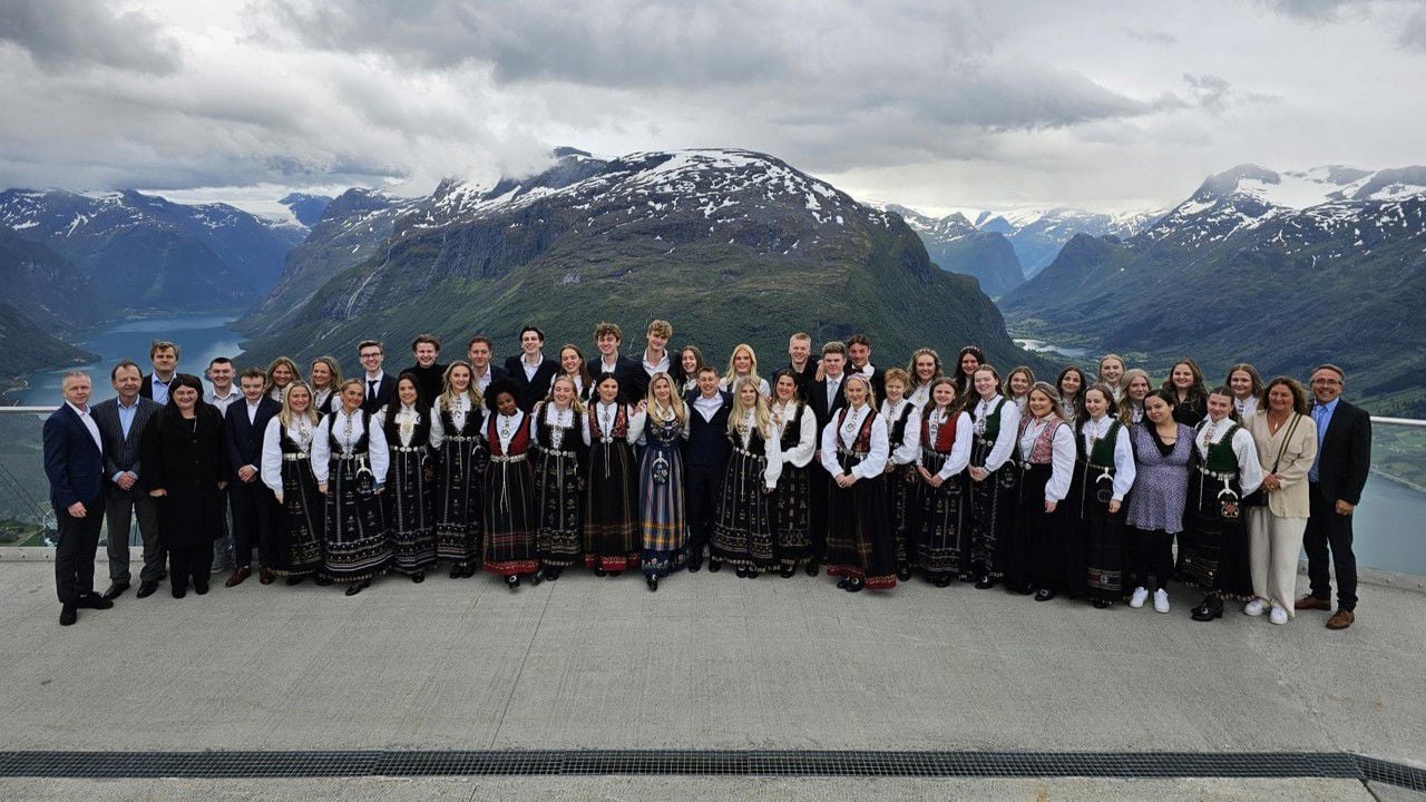 Festkledde vg3-elevar på taket på Hoven restaurant våren 2024. Foto: Stryn vgs