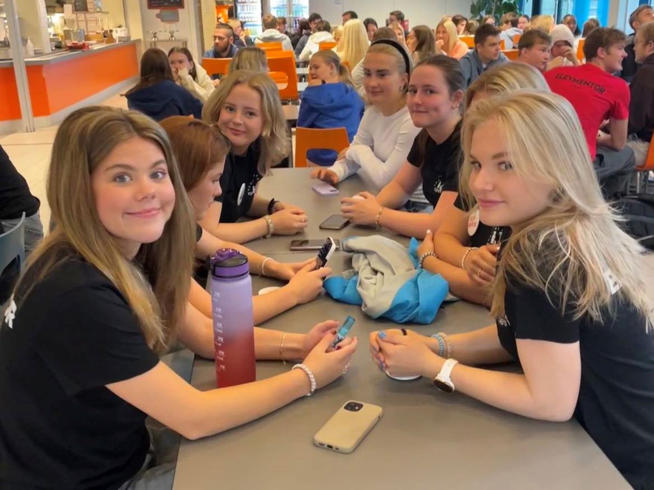 Jenter samla rundt eit bord i kantina første skuledag. Foto: Stryn vgs