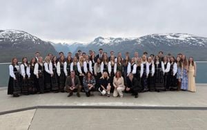 Festpynta elevar og lærarar på taket av Hoven restaurant i Loen. Foto: Ann-Cristin Sanden, Stryn vgs
